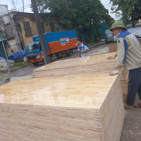 Giá gỗ thông ghép thanh 12li 15li 18li 20li, giá gỗ thông ghép thanh phủ keo bóng, keo mờ giá rẻ 3 Giá gỗ ghép thông phủ keo bóng làm mặt bàn